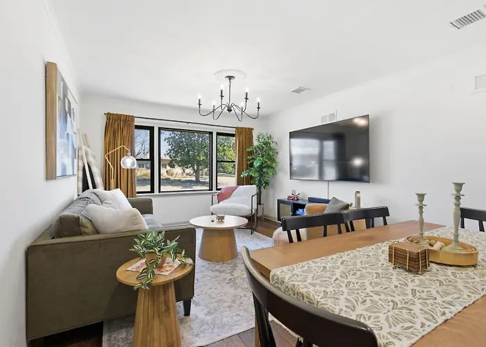 Spot-king Bed Near Expo, Tu, Dtwn Holiday home *