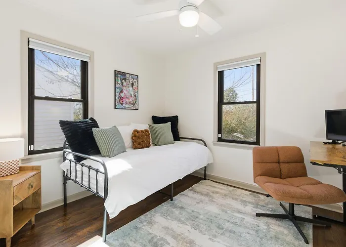 Spot-king Bed Near Expo, Tu, Dtwn Holiday home